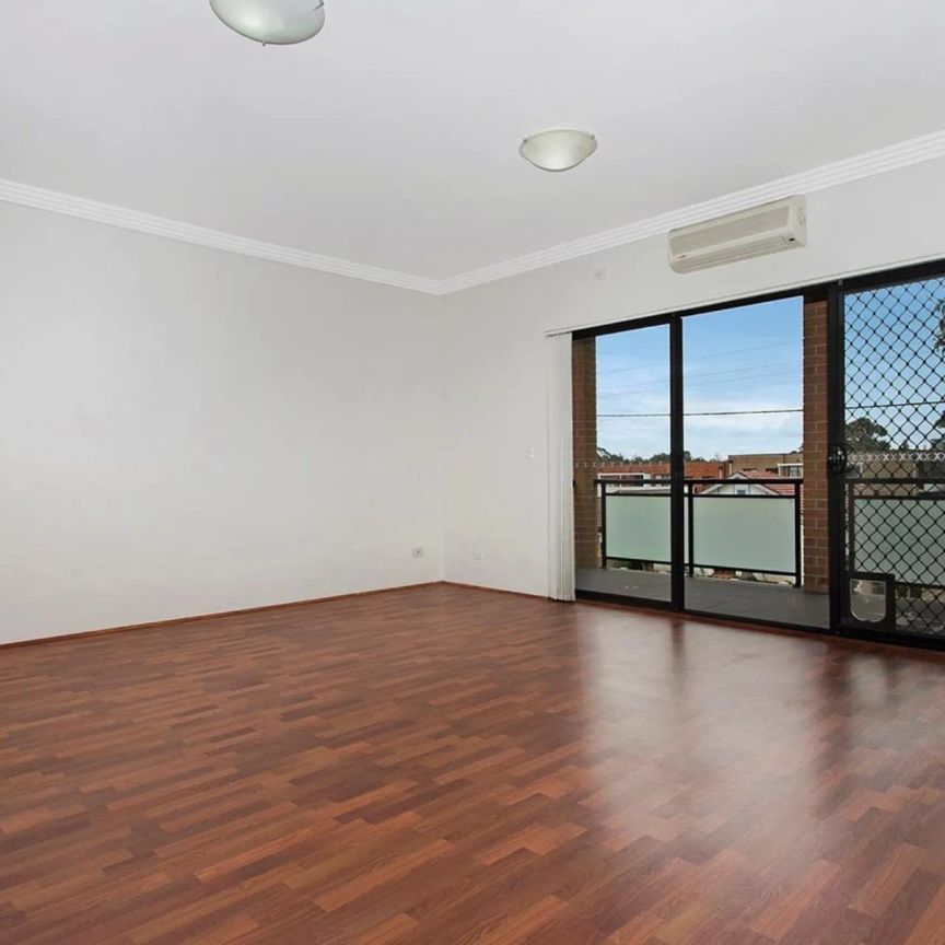 PERFECT LOCATION – 2 BEDROOM APARTMENT WITH AIR CONDITIONING - Photo 1