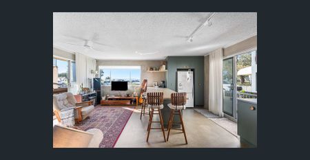 Beach side Miami with two car garage - Photo 2