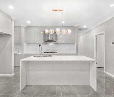 Stunning 4-Bedroom Family Home - Move In & Enjoy! - Photo 5