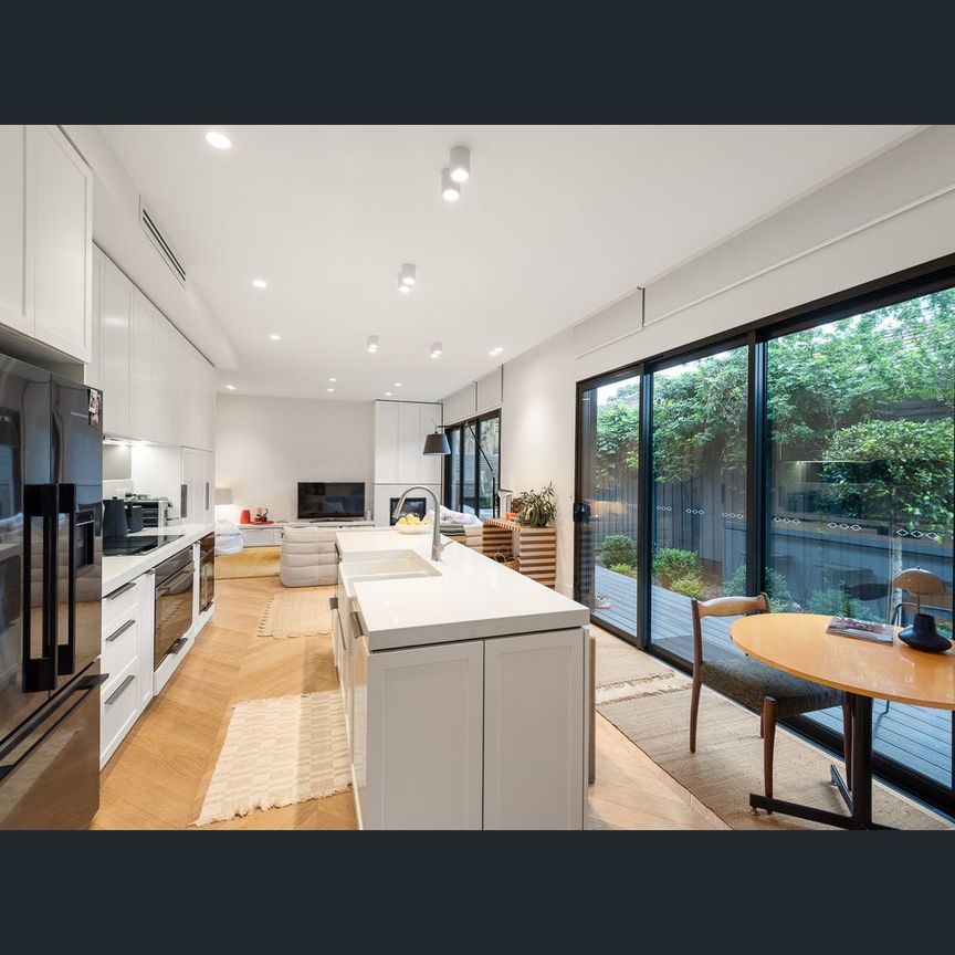 2/5 Valdemar Court, Brighton East, Vic 3187 - Photo 1
