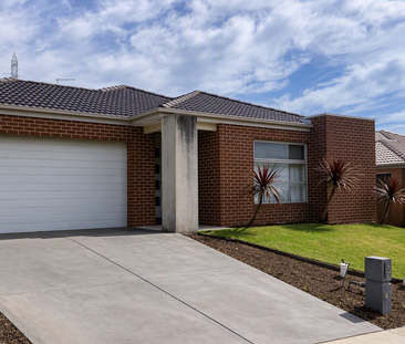 HUGE 4 BEDROOM PLUS STUDY - CARDINIA LAKES ESTATE - Photo 4