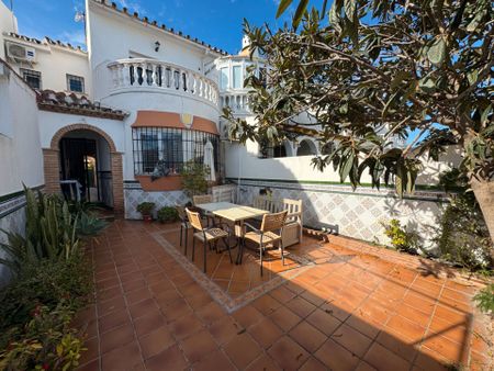 Casa adosada de alquiler en Pasaje Dorian Gray, Guadalmar - Photo 2