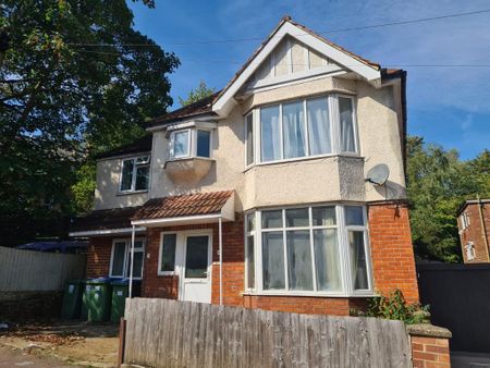 8 bedroom house of multiple occupation to rent - Photo 4