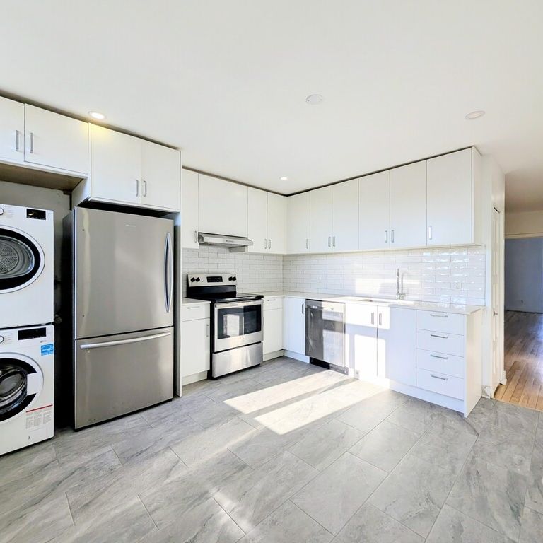 Renovated 4 1/2, TOP FLOOR, Verdun - Photo 1