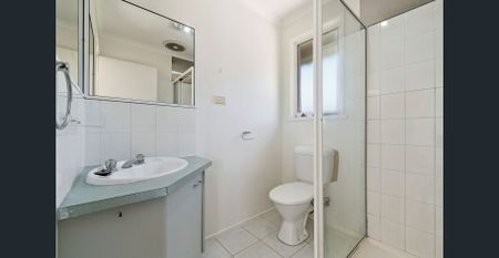 Gorgeous 3-Bedroom Family Home in Prime Location Cranbourne West - Photo 5