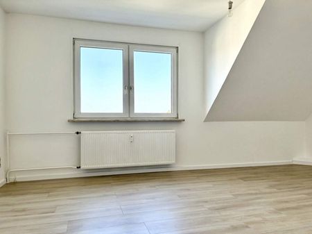 Wunderschöne & frisch sanierte DG-Wohnung mit EBK + Stellplatz mieten - Photo 5