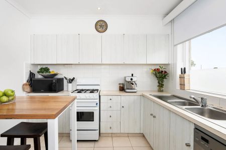 Renovated Top Floor Apartment - Quiet & Convenient Location - Photo 4