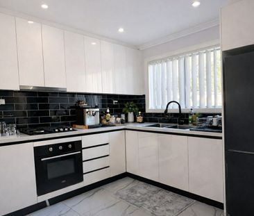 Modern & Spacious 2-Bedroom Granny Flat with Private Backyard - Photo 4