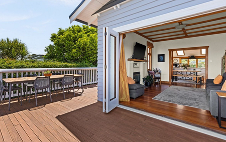 Immaculate Hilltop Bungalow - Ocean Views - Photo 2