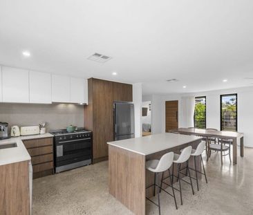 Stylish 3 bedroom home near Dicky Beach!! - Photo 6