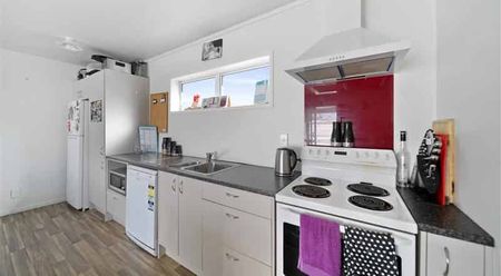 Sunny three bedroom home - Photo 3