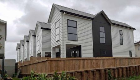 Modern 3BR Townhouse in Hamilton East! - Photo 2