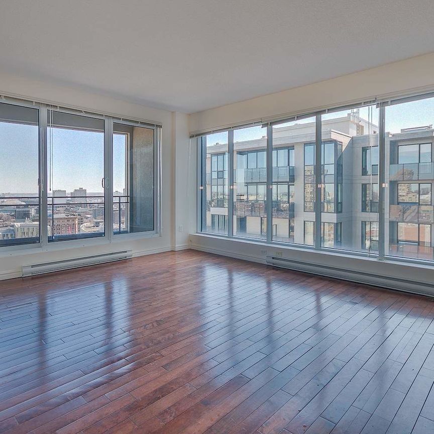 Le 400 Sherbrooke Ouest is located a few steps away from Montreal's Quartier des Spectacles. - Photo 1