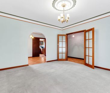 Character Family Home! - Photo 2