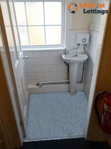 1 bedroom in a house share to rent - Photo 5
