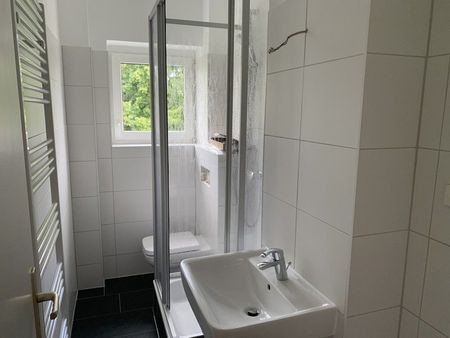 Willkommen in Ihrer neuen Wohnung mit Einbauküche! - Foto 4