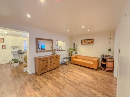 4 bedroom semi-detached house to rent - Photo 2