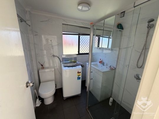 one bedroom is available with share bathroom and ktichen , all bills included - Photo 1