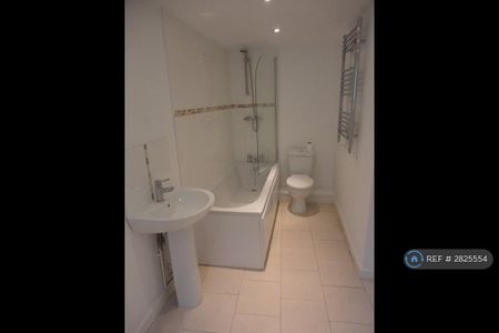 4 bedroom end of terrace house to rent - Photo 2