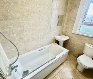 De Vere Gardens, Ilford, IG1 - Photo 4