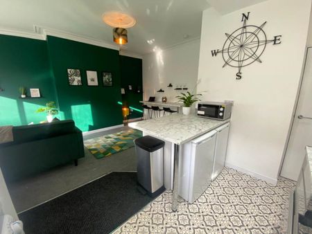 Talbot Terrace (Room 1), Burley, Leeds - Photo 2