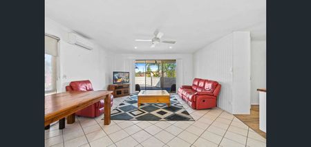 Central Benowa townhouse – ideal location & space! - Photo 2