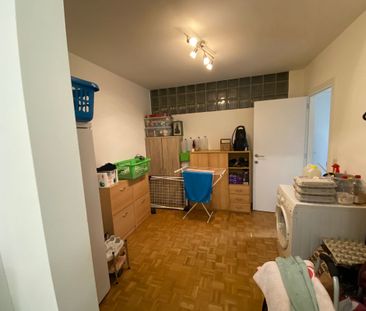 Gezellig gelijkvloers appartement met 2 slaapkamers en ingerichte d... - Photo 3