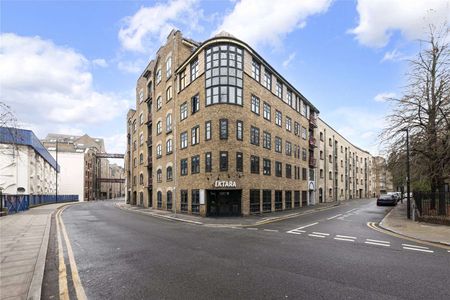 This property benefits from a bright and spacious reception room with exposed brickwork and wooden flooring. - Photo 5