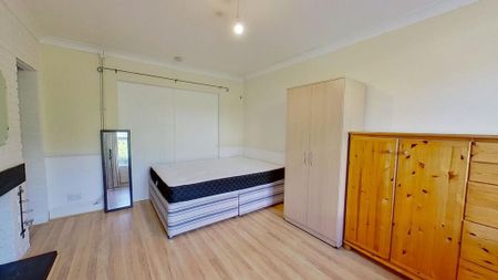 5 bedroom semi-detached house to rent - Photo 4