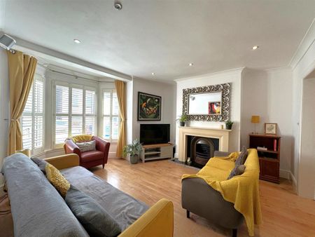 4 bedroom end of terrace house to rent - Photo 2