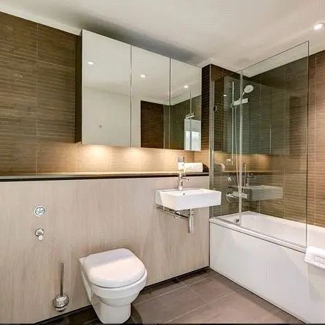 3 bedroom flat in London - Photo 1