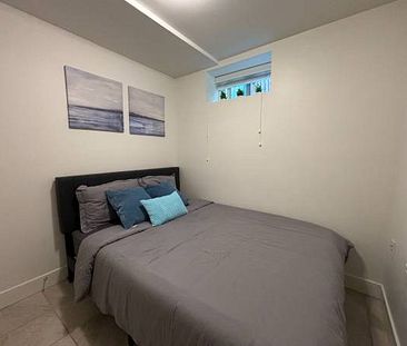 Fully furnished 1 bed/1den/1bath private basement suite - Photo 1