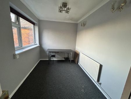 3 bedroom maisonette to rent - Photo 2