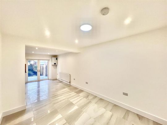 5 bedroom semi-detached house to rent - Photo 1