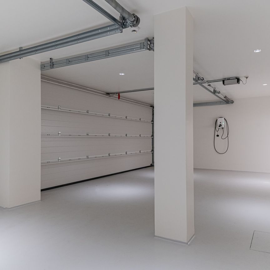 Deslumbrante e moderna moradia em banda, no centro de Cascais, com vista para o jardim e piscina privativa. - Photo 1