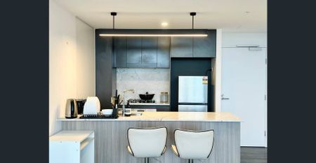 Dual key living!! Stunning 2 bedroom plus studio + two Kitchen apartment with fantastic views - Photo 5