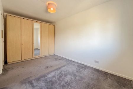 3 bed terraced house to rent in 102, Foliejohn Way, Maidenhead, Berkshire, SL6 3XZ - Photo 2