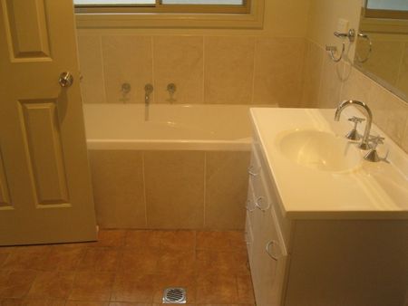 Modern Home in Kelso- Available 13.7.26 - Photo 3