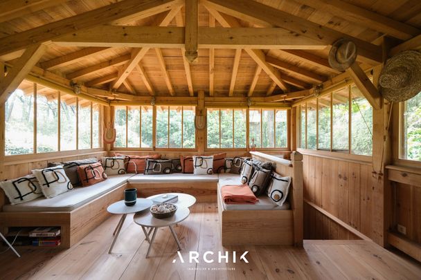 Architecture contemporaine d'inspiration régionaliste, cette maison de 130 m2 et sa dépendance s'étendent sur un terrain de 890 m2 au coeur d'un environnement calme et boisé à deux pas de la plage. - Photo 1