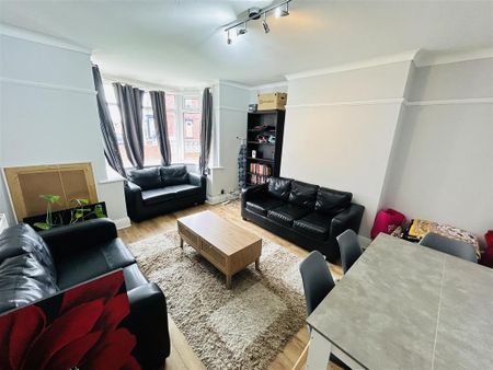 4 bedroom semi-detached house to rent - Photo 2