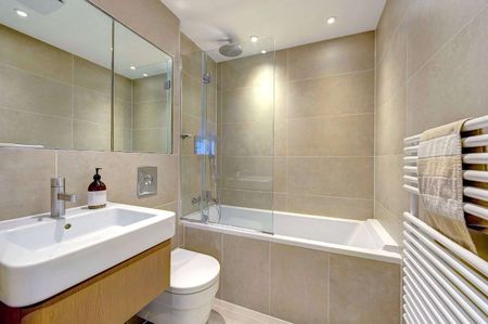 A contemporary one bedroom apartment located in the highly sought after Hyde Park Square. - Photo 5