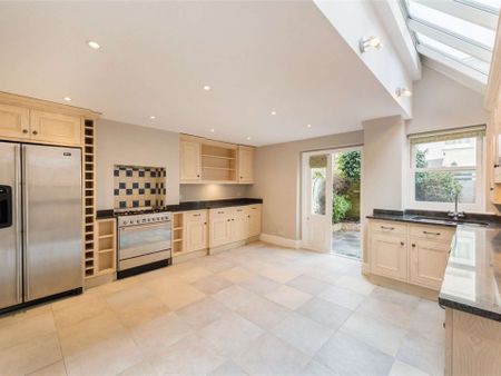 Four bedroom family house in the heart of the Munster Village. - Photo 5