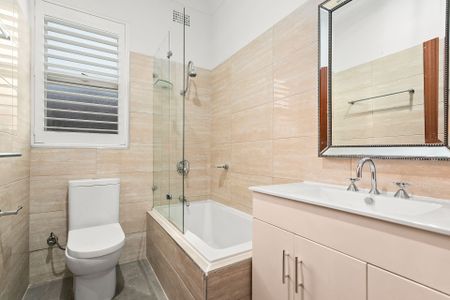 Sun-Drenched Top-Floor Apartment - Photo 4