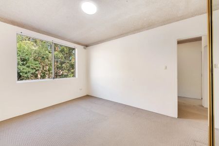 Peaceful & Spacious Apartment in a Prime Lane Cove Location - Photo 2