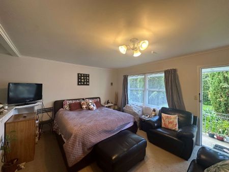 AFFORDABLE STUDIO - EPSOM - Photo 3