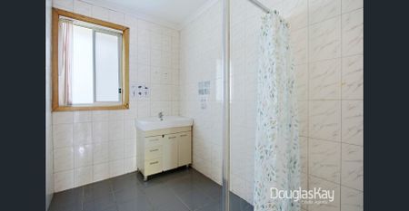 Neat 3 Bedroom Family Home - Photo 3