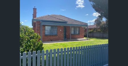 4 Bedroom home with HUGE SHED - Photo 2