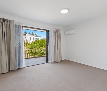 2/44 Venice Street, Mermaid Beach, Qld 4218 - Photo 2