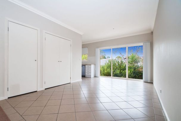 Modern Two-Storey Townhouse in Convenient Croydon North Location - Photo 1