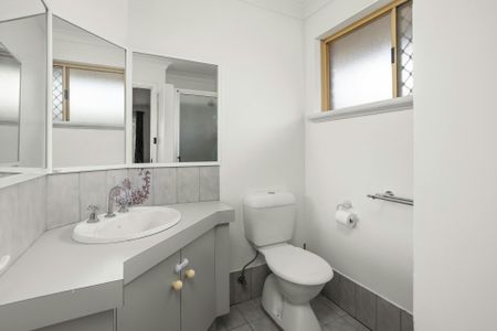 BEAUTIFULLY PRESENTED HOME! - Photo 5